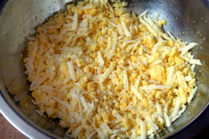 Яйца, фаршированные сыром, чесноком и петрушкой: шаг 1