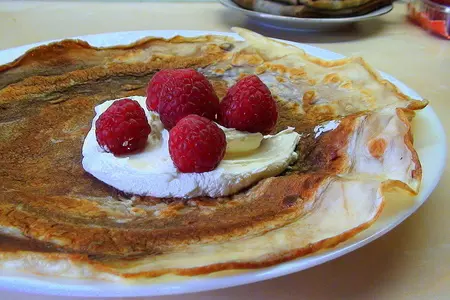 Мраморные, сметанные блины, бабушкины блины с селёдкой и карри, ледяные блины: шаг 13