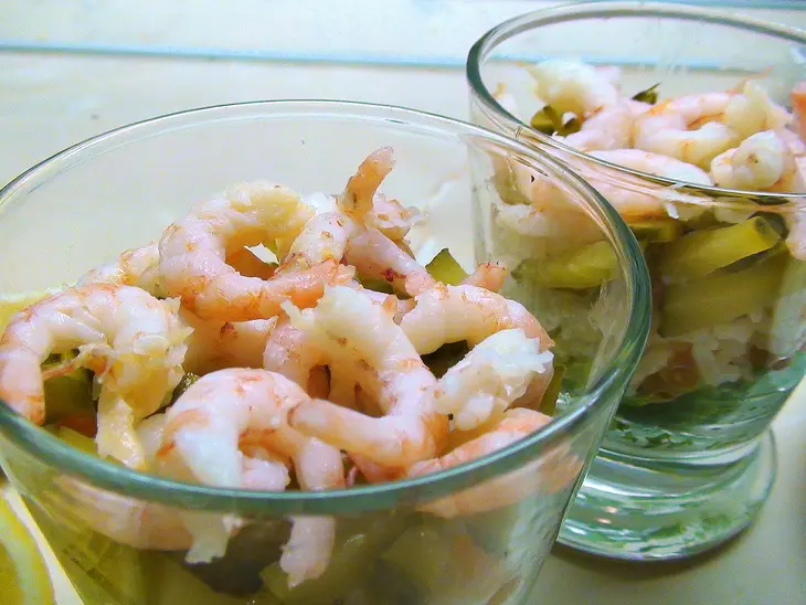 «праздничный» салат с рисом, икрой и креветками: шаг 8