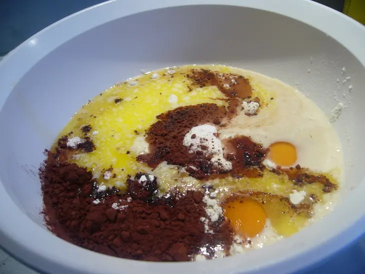 Schoko-rum-crêpes или шоколаднo-ромовые  блинчики с  белым шоколадным соусом и творожным кремом: шаг 1