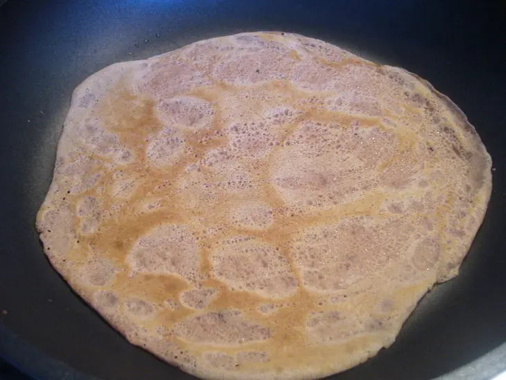 Schoko-rum-crêpes или шоколаднo-ромовые  блинчики с  белым шоколадным соусом и творожным кремом: шаг 4