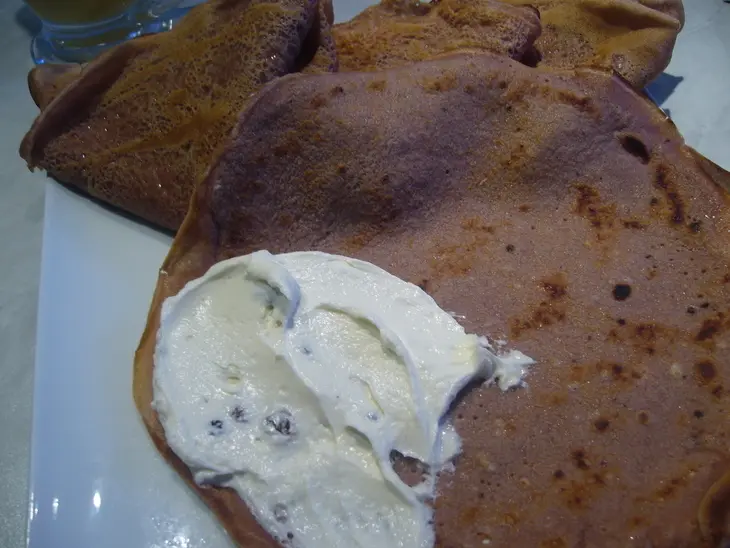Schoko-rum-crêpes или шоколаднo-ромовые  блинчики с  белым шоколадным соусом и творожным кремом: шаг 8