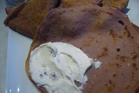 Schoko-rum-crêpes или шоколаднo-ромовые  блинчики с  белым шоколадным соусом и творожным кремом: шаг 8