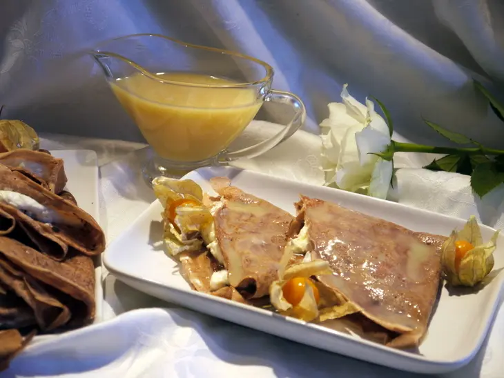 Schoko-rum-crêpes или шоколаднo-ромовые  блинчики с  белым шоколадным соусом и творожным кремом: шаг 9