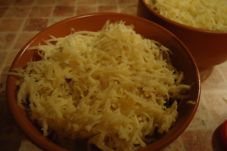 Куриное рагу под сырным соусом, пирог с семгой и креветками и грибные оладьи со сливочным сыром!: шаг 3