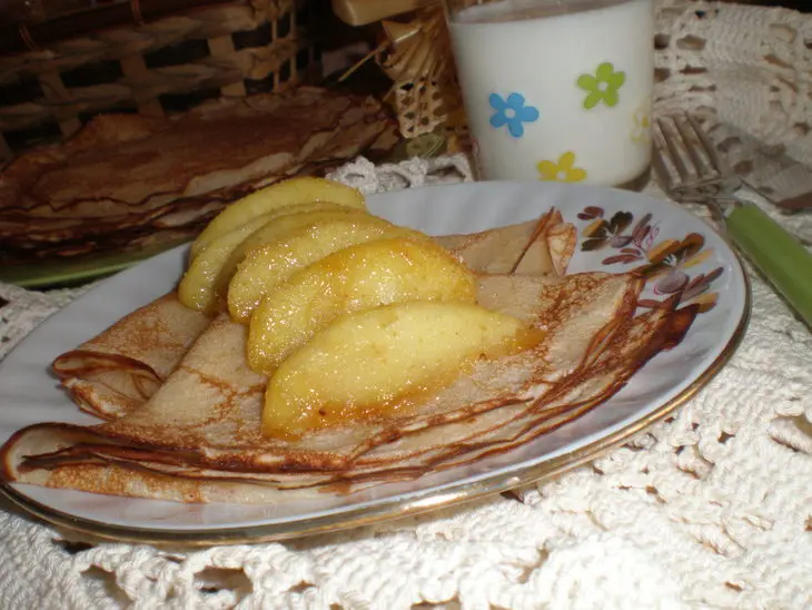Блинчики на яблочном соке с карамельными яблоками: шаг 8