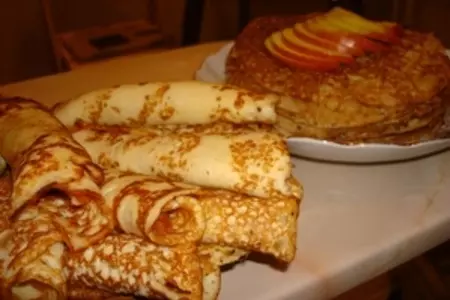 Кунжутные блинчики на яблочной сывоторке + блинчики на ряженке с соленой семгой: шаг 1