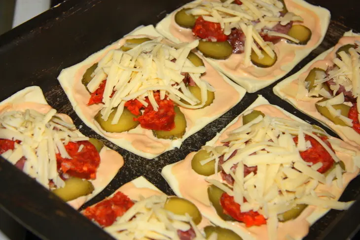 Ватрушки мясные из слоеного теста. (дуэль): шаг 5