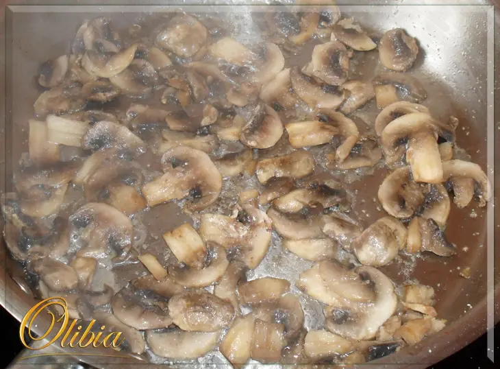 Блинчики с куркумой (с начинкой из курицы и грибов под сырным соусом): шаг 2
