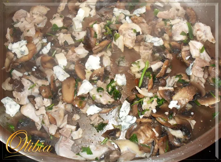 Блинчики с куркумой (с начинкой из курицы и грибов под сырным соусом): шаг 3