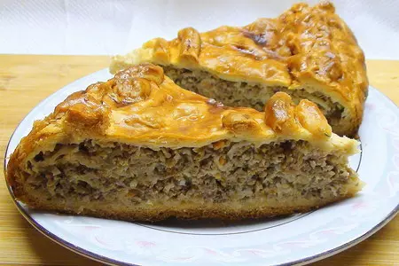 Пирог из слоёного теста с начинкой из фарша и кислой капусты.: шаг 7