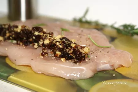Куриные рулетики с черносливом под брусничным соусом: шаг 2
