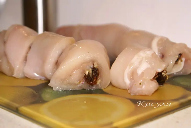 Куриные рулетики с черносливом под брусничным соусом: шаг 3