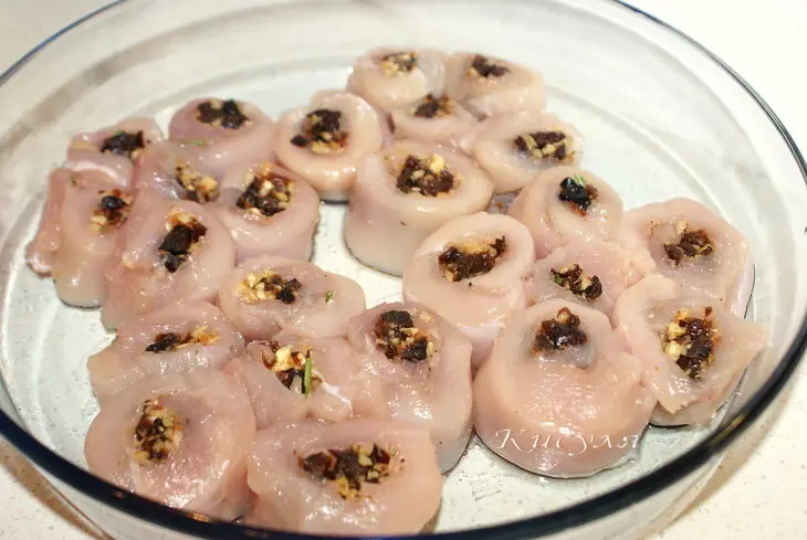 Куриные рулетики с черносливом под брусничным соусом: шаг 4