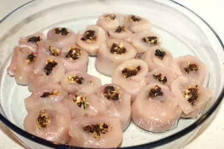 Куриные рулетики с черносливом под брусничным соусом: шаг 4