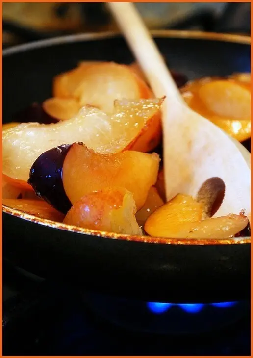 Dutch baby pancake с пьяными сливами: шаг 3