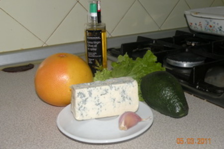 Салат с грейпфрутом и сыром дорблю: шаг 1