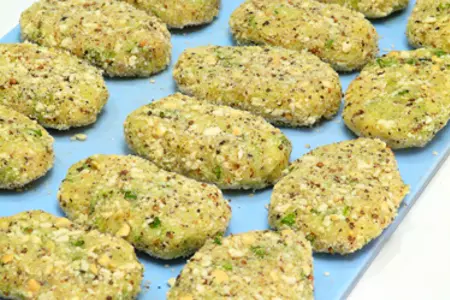 Картофельные котлеты с кориандром, в панировке из крекеров.: шаг 6