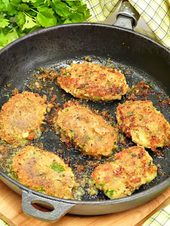 Картофельные котлеты с кориандром, в панировке из крекеров.: шаг 7