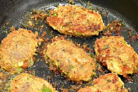 Картофельные котлеты с кориандром, в панировке из крекеров.: шаг 7