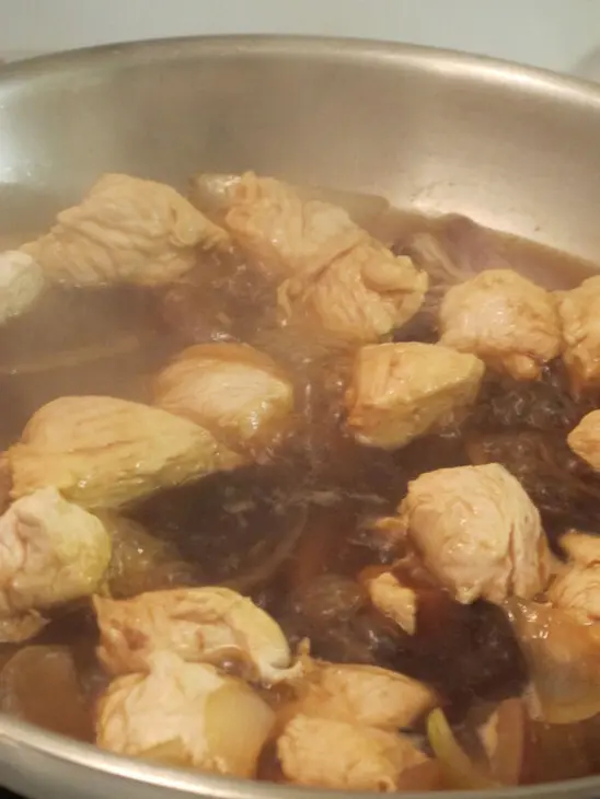 Oyakodon 親子丼 яичница с курицей в кипящем соусе дамбури.: шаг 7