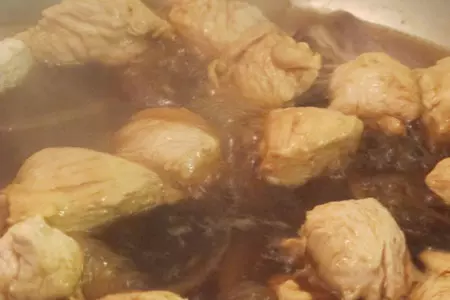 Oyakodon 親子丼 яичница с курицей в кипящем соусе дамбури.: шаг 7