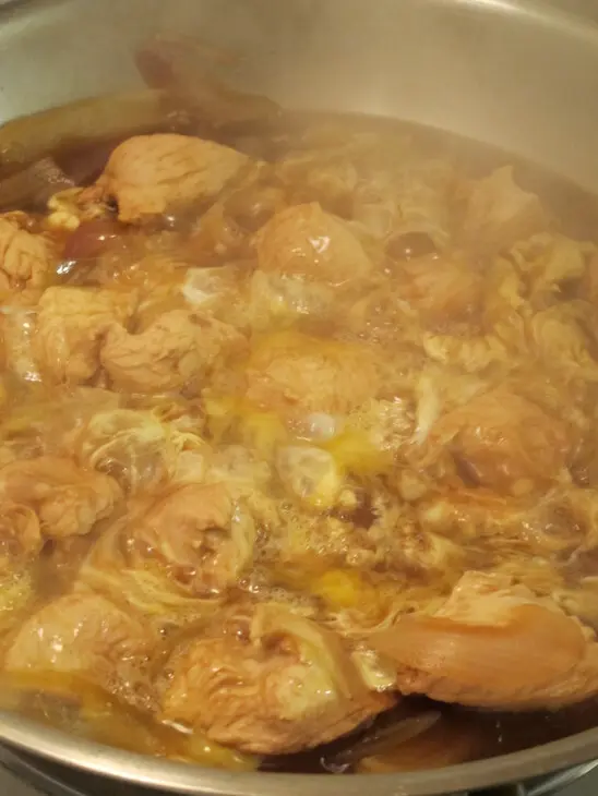 Oyakodon 親子丼 яичница с курицей в кипящем соусе дамбури.: шаг 8