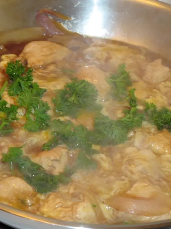 Oyakodon 親子丼 яичница с курицей в кипящем соусе дамбури.: шаг 9
