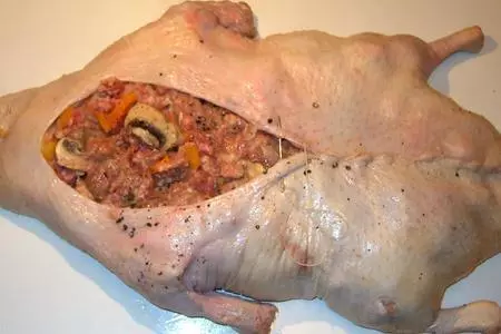 Утка, фаршированная грибами и мясом.: шаг 8