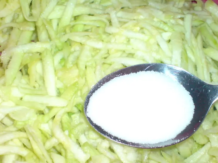 Куриные оладьи с цуккини под йогуртовым соусом с рукколой: шаг 2