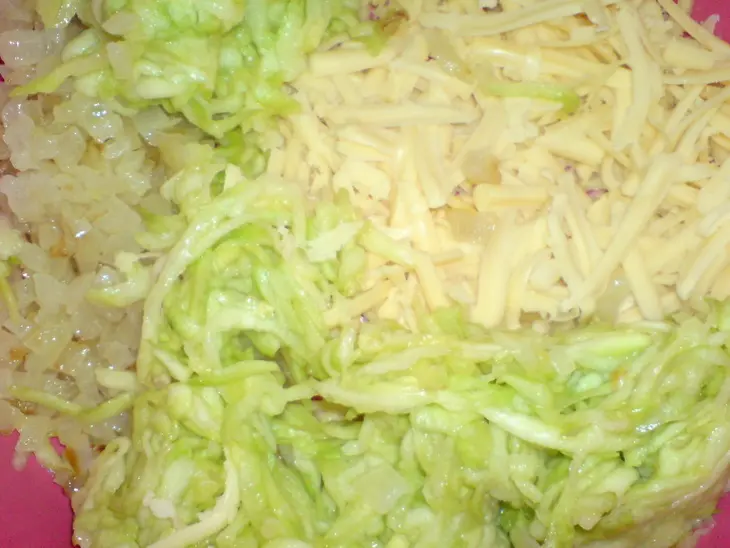 Куриные оладьи с цуккини под йогуртовым соусом с рукколой: шаг 4