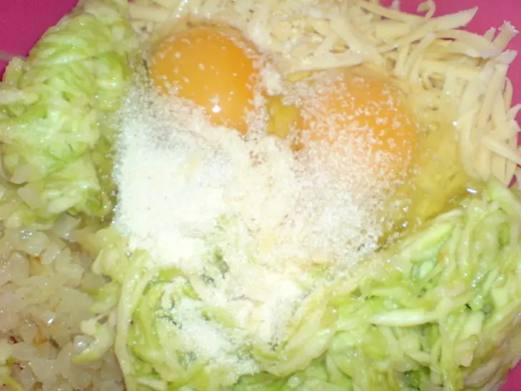 Куриные оладьи с цуккини под йогуртовым соусом с рукколой: шаг 5