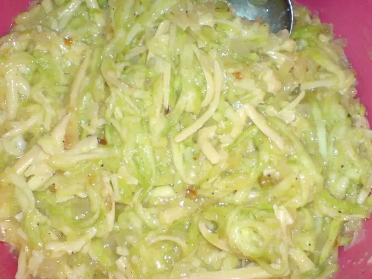 Куриные оладьи с цуккини под йогуртовым соусом с рукколой: шаг 6
