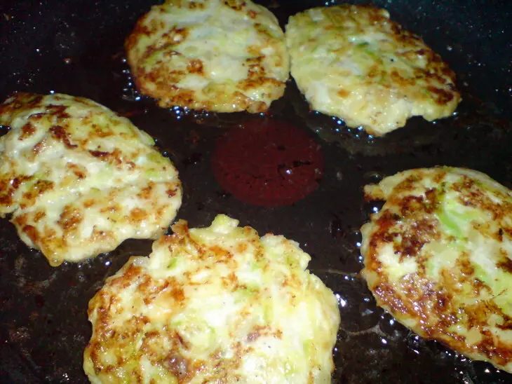 Куриные оладьи с цуккини под йогуртовым соусом с рукколой: шаг 7