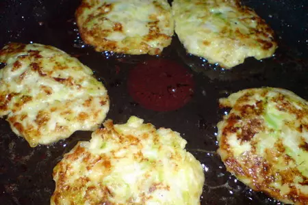 Куриные оладьи с цуккини под йогуртовым соусом с рукколой: шаг 7