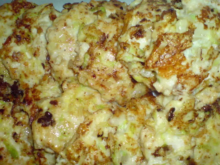 Куриные оладьи с цуккини под йогуртовым соусом с рукколой: шаг 8
