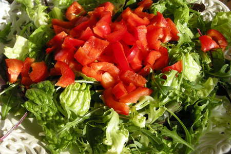 Салат с малиновым джемом и черными помидорами кумато.: шаг 1