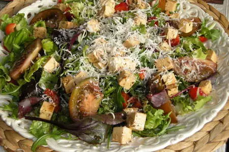 Салат с малиновым джемом и черными помидорами кумато.: шаг 3