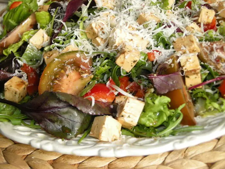 Салат с малиновым джемом и черными помидорами кумато.: шаг 4