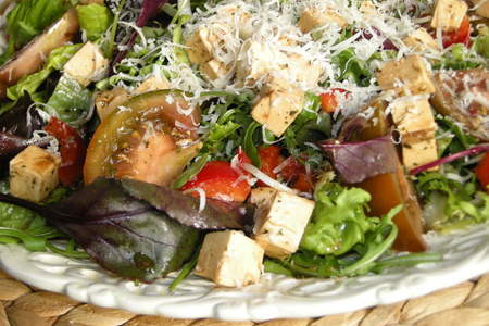 Салат с малиновым джемом и черными помидорами кумато.: шаг 4