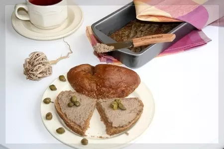 Курица, запечённая с рокфором, паштетом из печени, изюмом и розовым вином: шаг 1