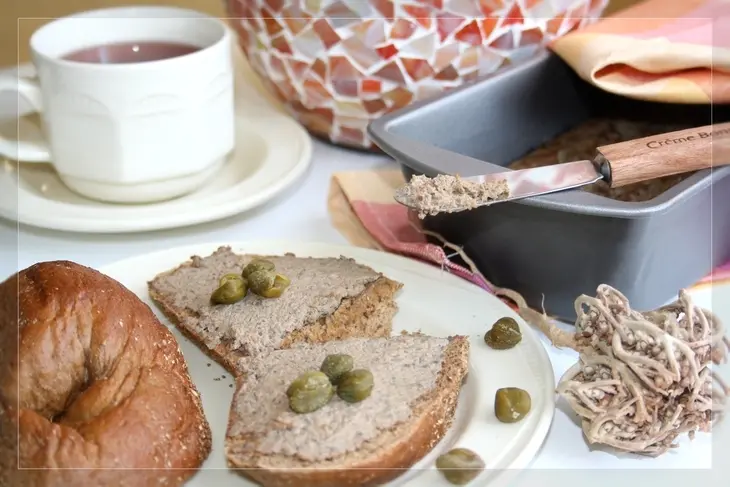 Курица, запечённая с рокфором, паштетом из печени, изюмом и розовым вином: шаг 2
