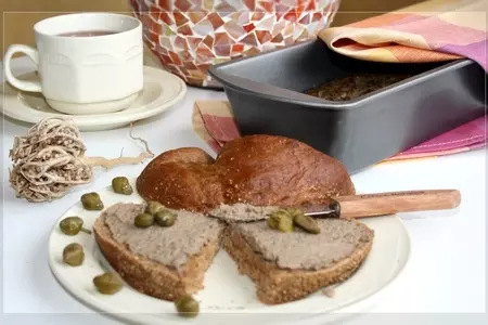 Курица, запечённая с рокфором, паштетом из печени, изюмом и розовым вином: шаг 3