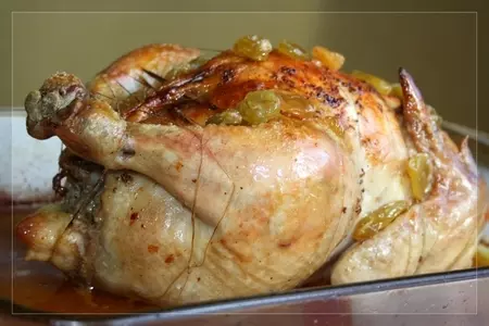 Курица, запечённая с рокфором, паштетом из печени, изюмом и розовым вином: шаг 4