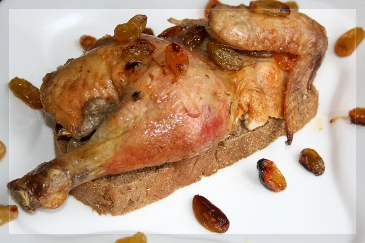 Курица, запечённая с рокфором, паштетом из печени, изюмом и розовым вином: шаг 5