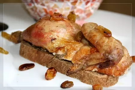 Курица, запечённая с рокфором, паштетом из печени, изюмом и розовым вином: шаг 6