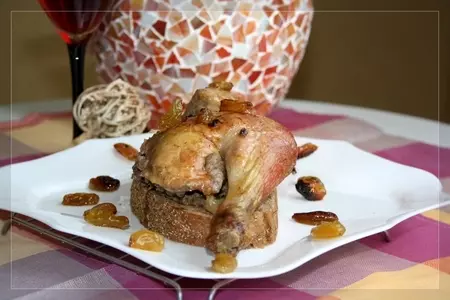 Курица, запечённая с рокфором, паштетом из печени, изюмом и розовым вином: шаг 7