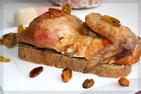 Курица, запечённая с рокфором, паштетом из печени, изюмом и розовым вином: шаг 9