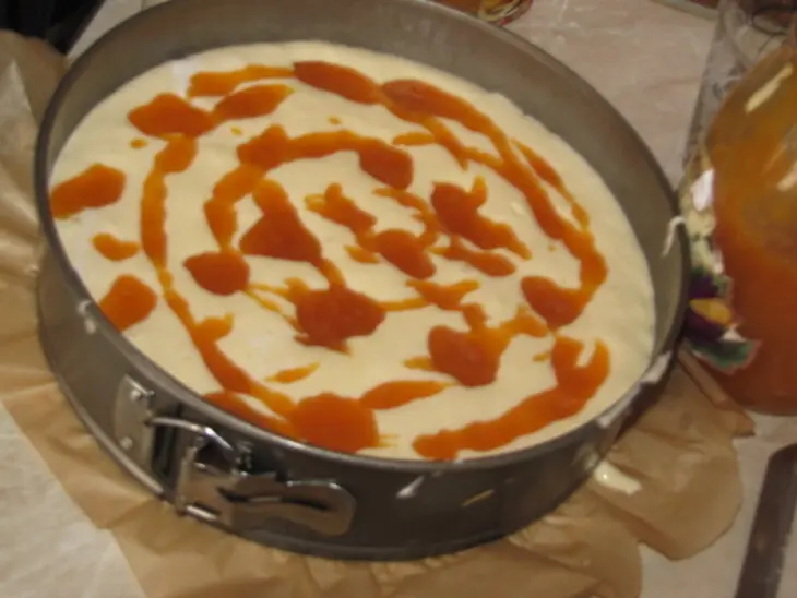 Мокрый пирог с абрикосовым джемом: шаг 1