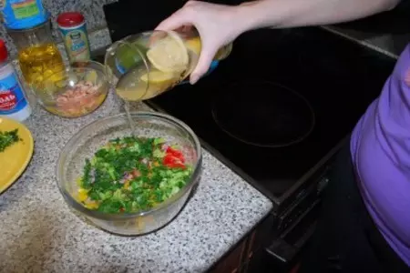Салат креветки с авокадо и сладким перцем в винном соусе: шаг 7